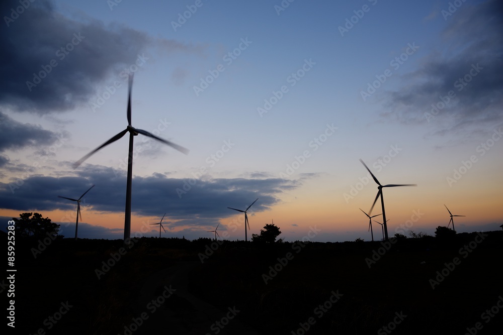 Obraz premium Elektryczny generator energii Turbina wiatrowa na zachmurzonym niebie