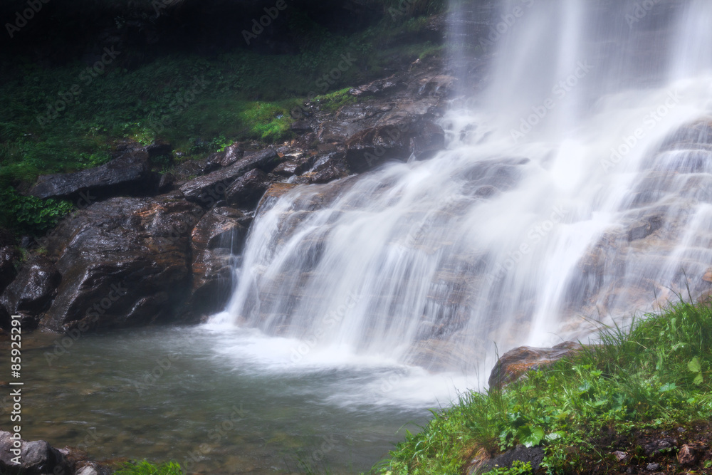 Fototapeta premium Melnik Wasserfall im Maltatal in Kärnten, Österreich