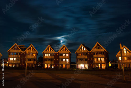 Mond über dem Hafendorf Müritz, Mecklenburg-Vorpommern, Deutschland