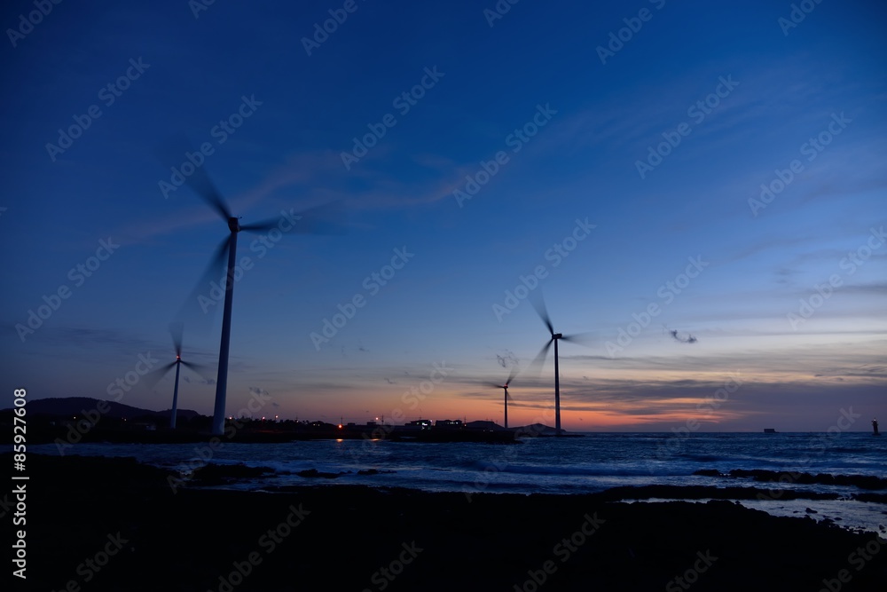 Obraz premium Eletric Power Generator Wind Turbine over a Cloudy Sky in Jeju C