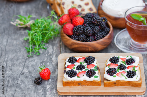 toast with cream cheese and fresh berries