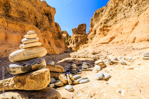 Aufgeschichtete Steine, Steinmännchen, im Sesriem Canyon, Namib Naukluft Park photo