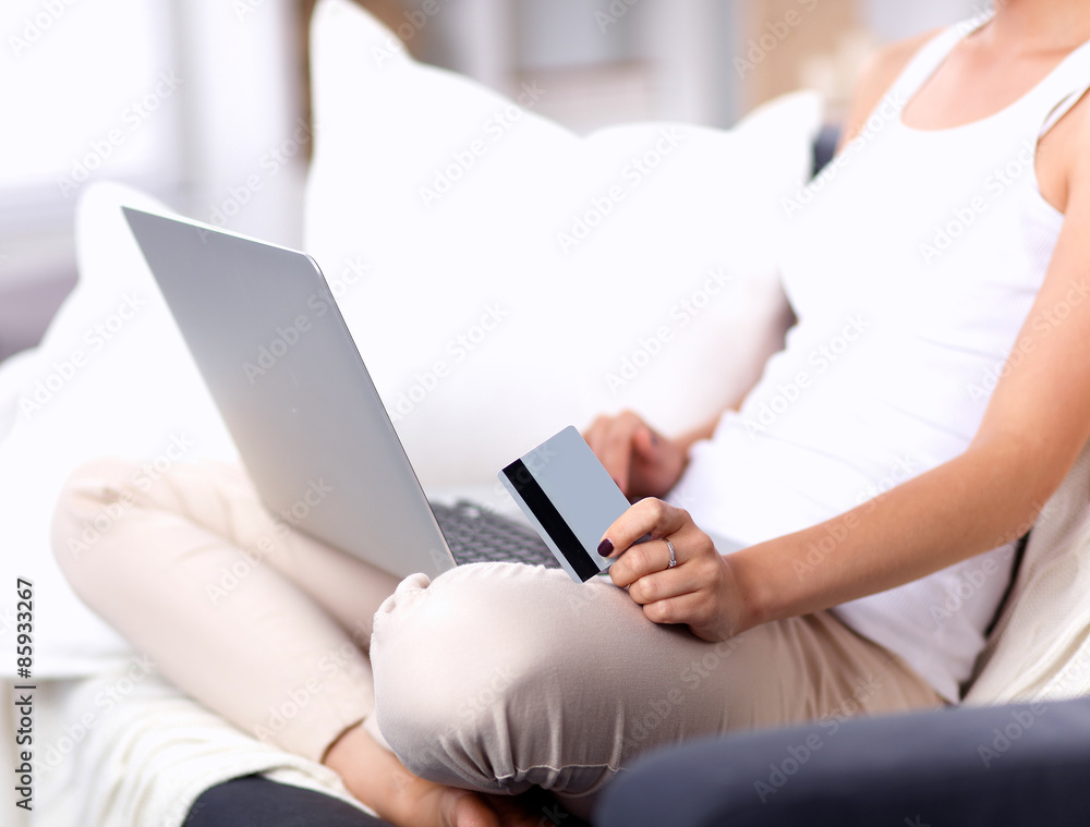 Naklejka premium Woman shopping online with credit card and computer.