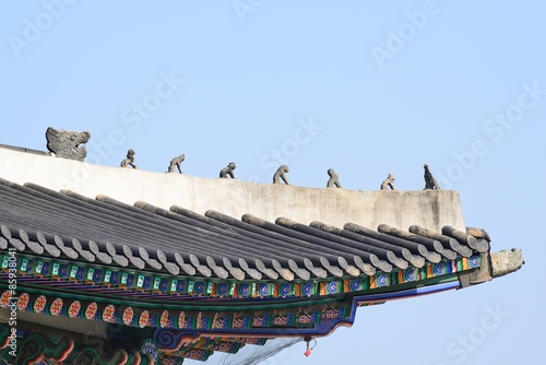 Clay dolls on the roof corner of Geunjeongjeon