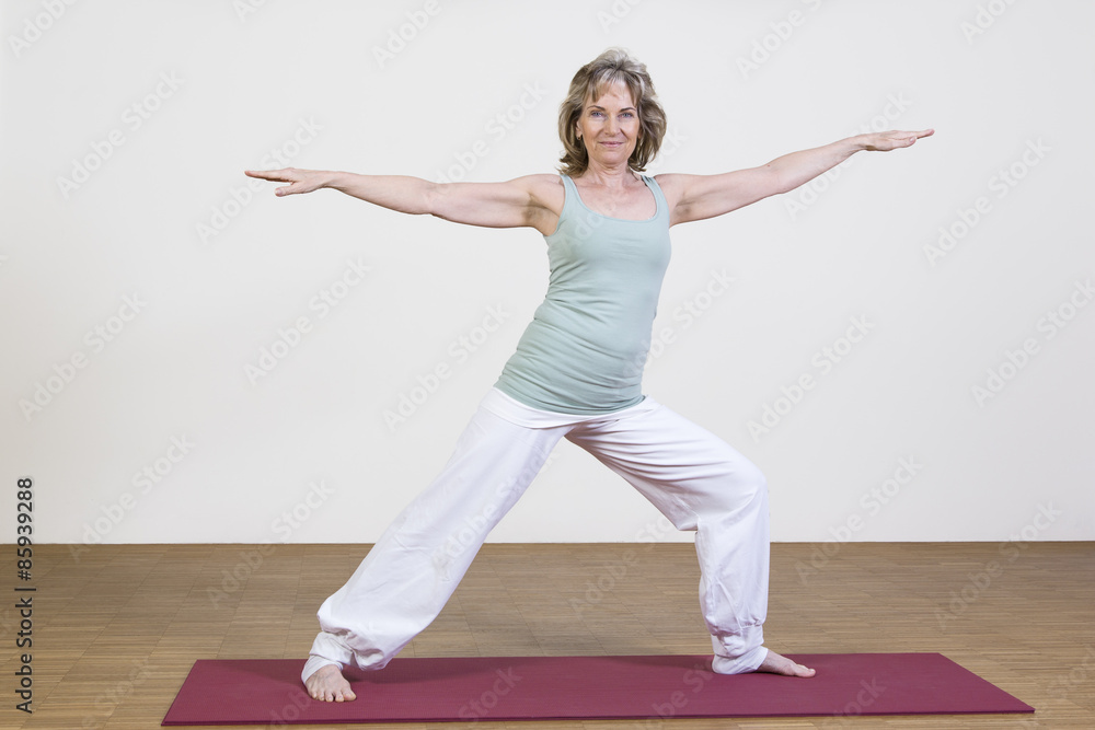 Frau macht Yogaübung
