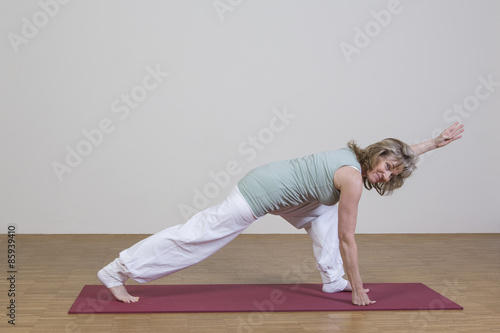 Frau macht Yogaübung