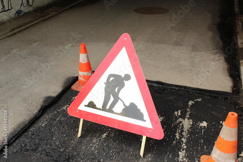 Bauarbeiten Schild mit Leitkegel / Under Construction