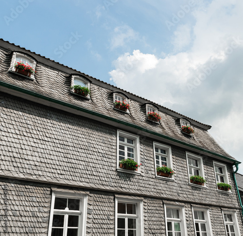 Fotografie Haus in der Altstadt mit Schieferplatten Fassade