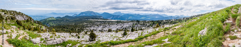Panorama d'un paysage alpin de Haute-Savoie
