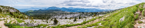 Panorama d'un paysage alpin de Haute-Savoie