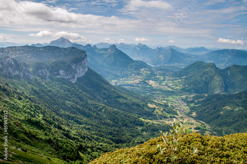 Vue panoramique d'une vallée alpine proche d'Annecy et de son lac 
