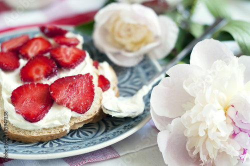 Strawberry sandwiches with butter