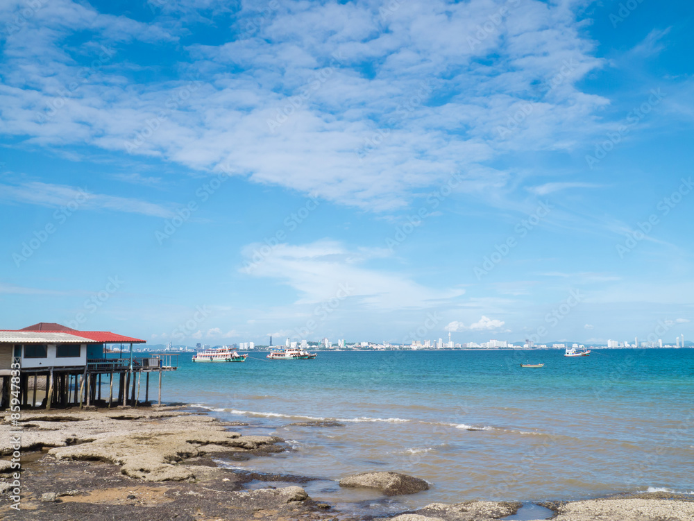 Naklejka premium Krajobraz naturalny i niebo. Tło to miasto Pattaya