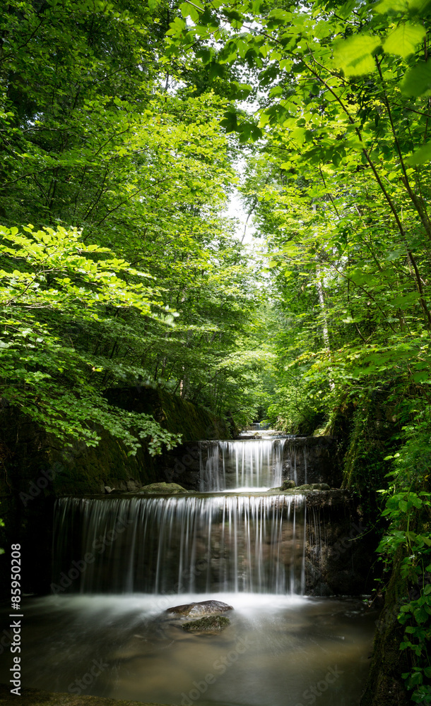 Mystischer Wasserfall im Elfenland Mystischer Wasserfall im Elfenland