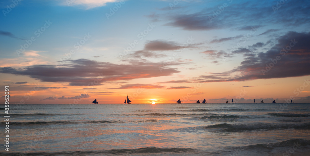 Naklejka premium Sunset over sea