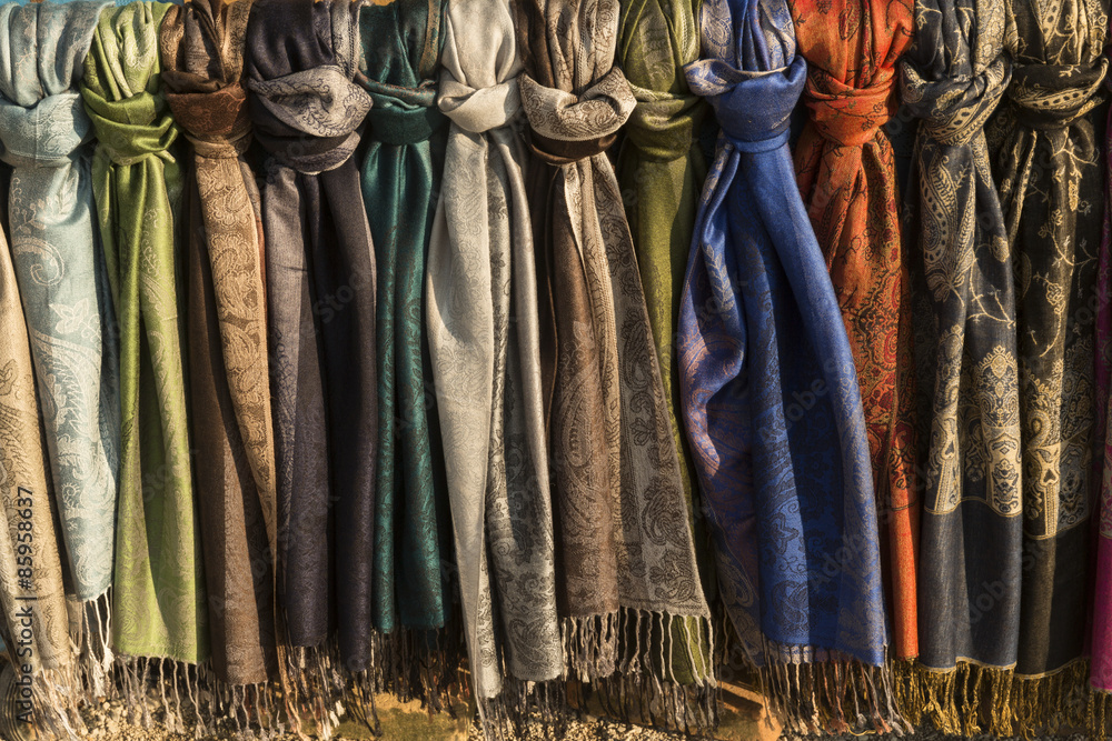 Pashminas de lana en diferentes colores. - obrazy, fototapety, plakaty 