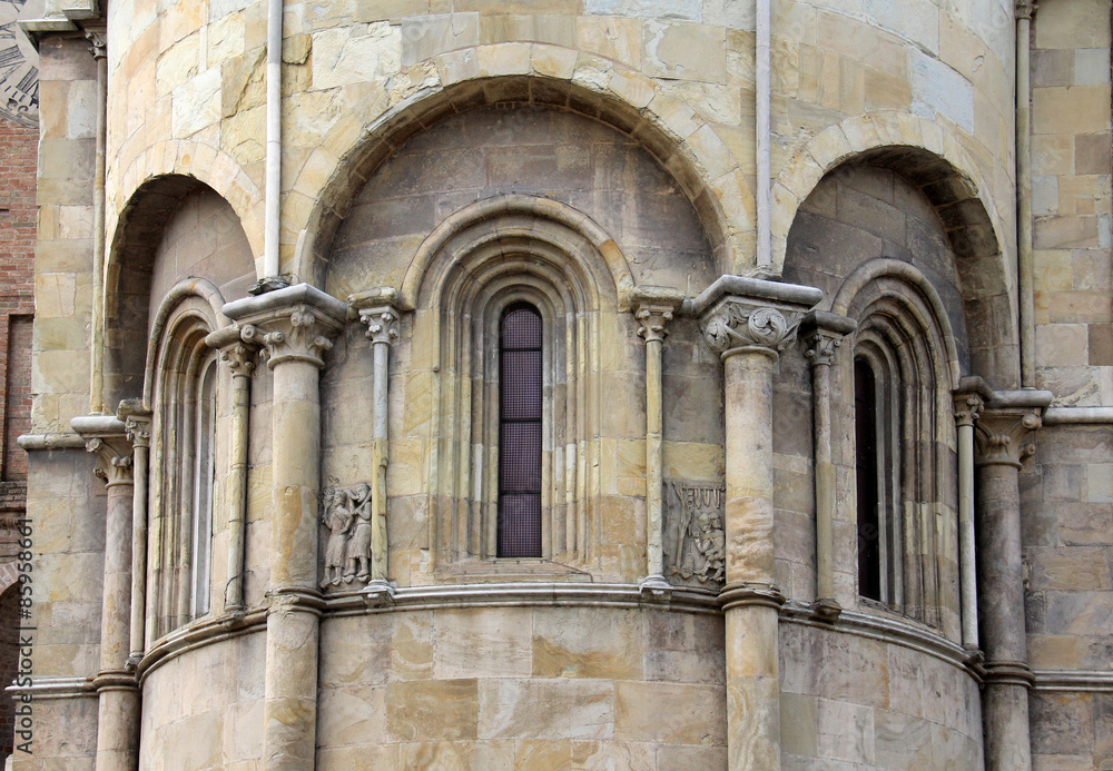 Fidenza; Cattedrale di San Donnino; finestre dell'abside