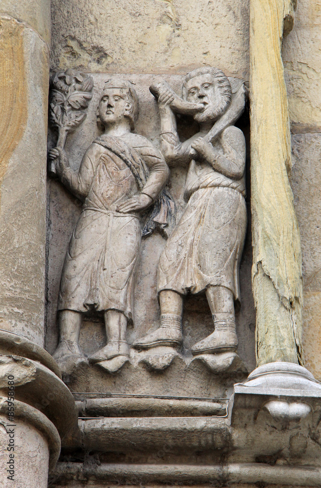 suonatore di corno; bassorilievo del Duomo di Fidenza