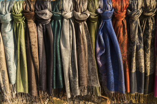 Pashminas de lana en diferentes colores.