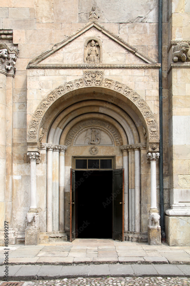 Duomo di Fidenza; il portale di destra