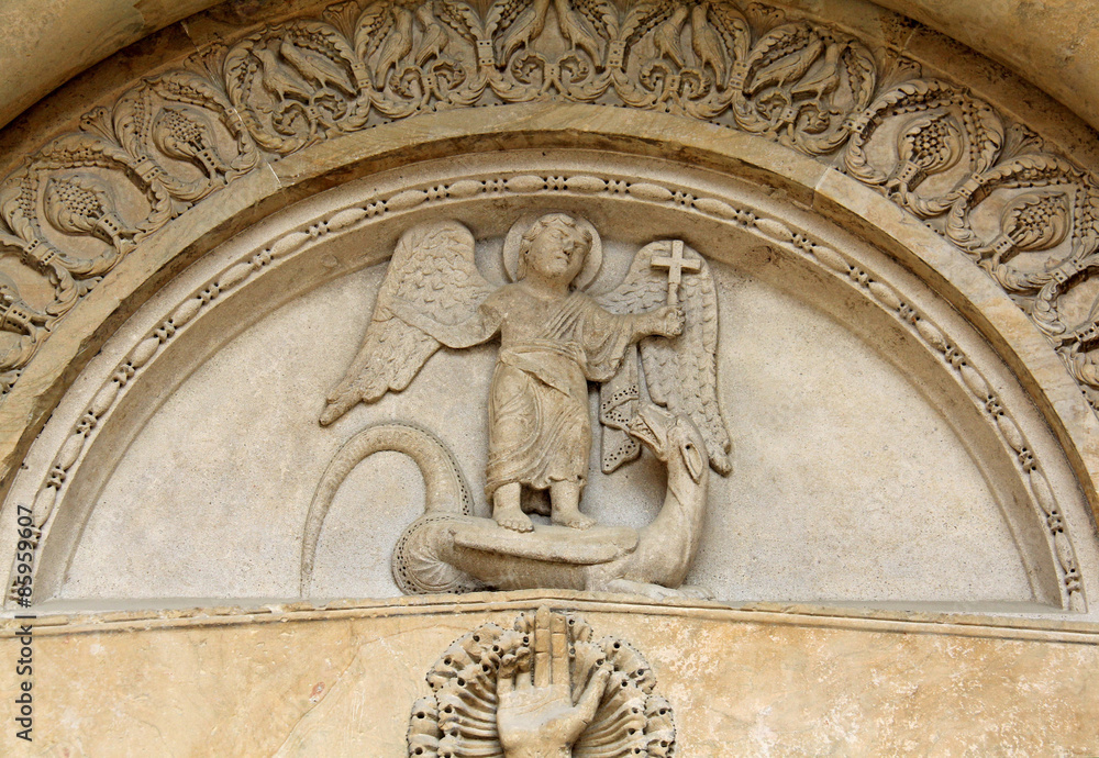 San Michele e il drago; lunetta del portale del duomo di Fidenza