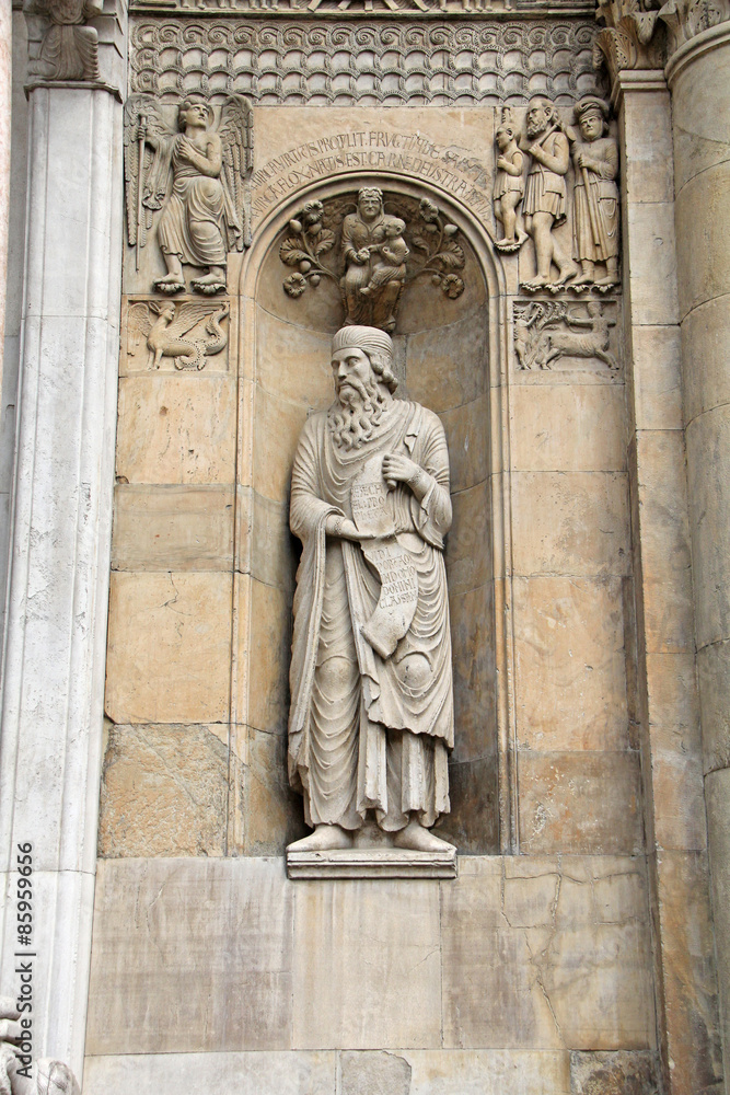 il profeta Ezechiele; facciata del Duomo di Fidenza