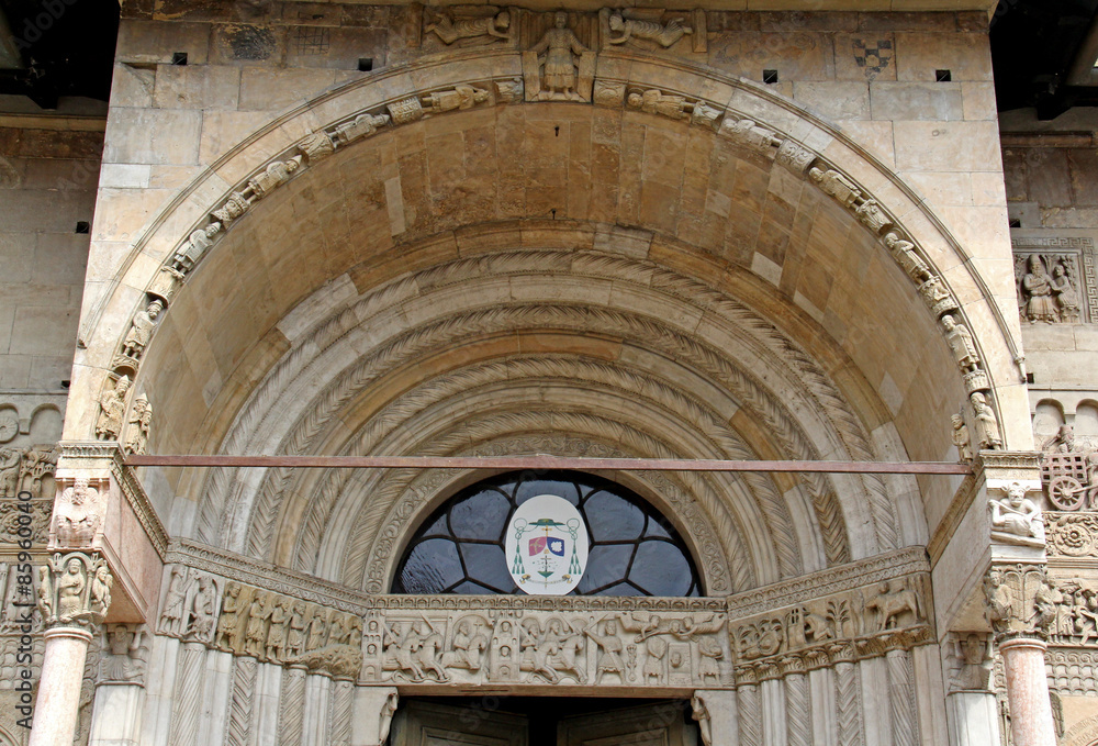 arco del portale centrale del Duomo di Fidenza