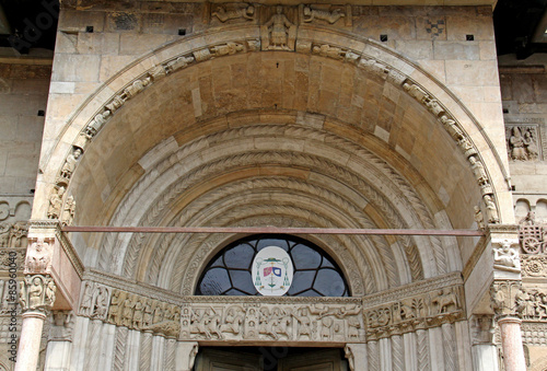 arco del portale centrale del Duomo di Fidenza