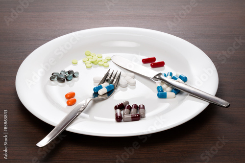 Tabletten auf einem Weissen Teller