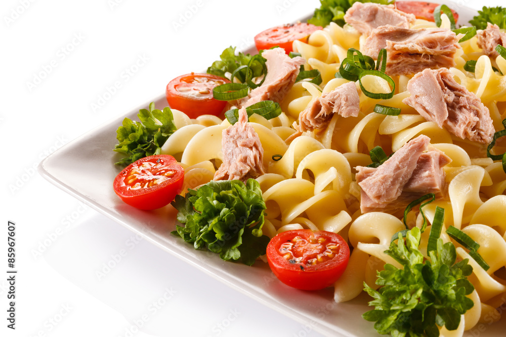 Pasta with tuna and vegetables 