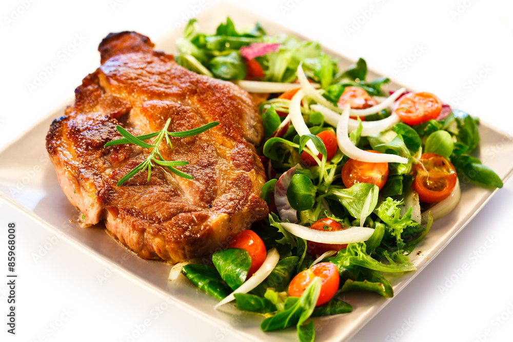 Grilled steak and vegetable salad 