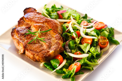 Grilled steak and vegetable salad 