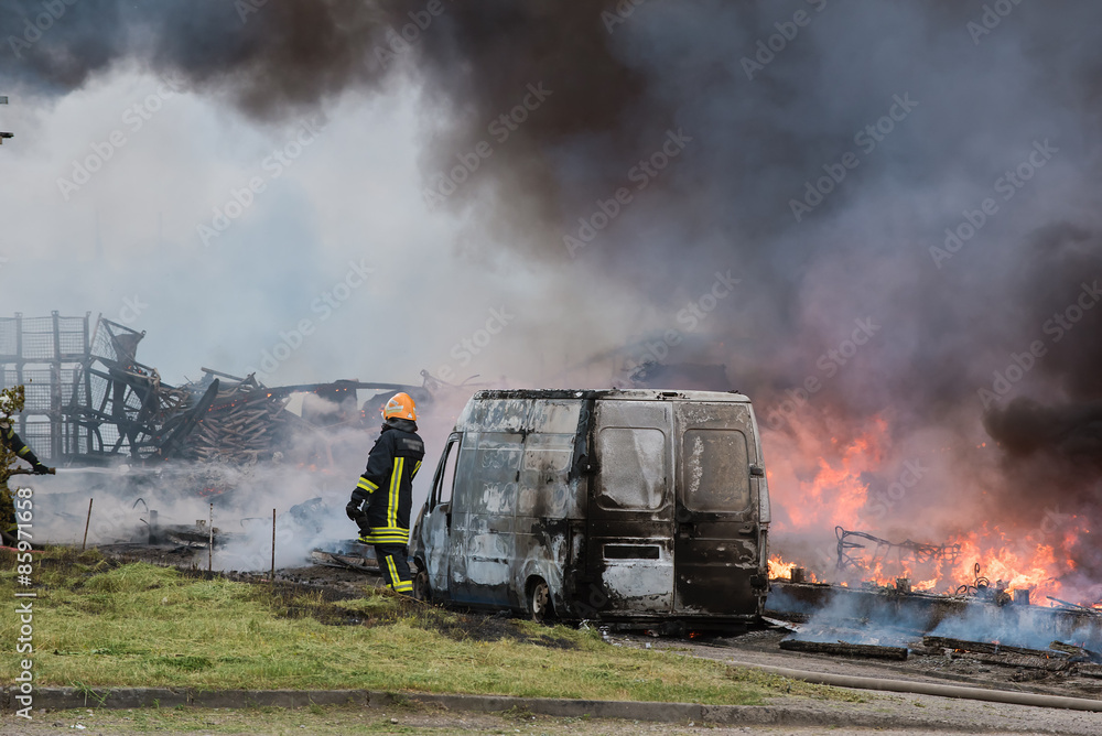 Obraz premium Fire of buildings and cars