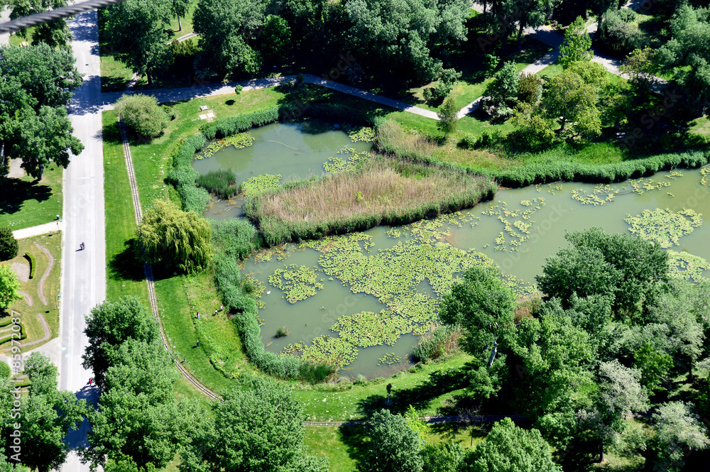 Parkanlage mit Teich aus der Vogelperspektive