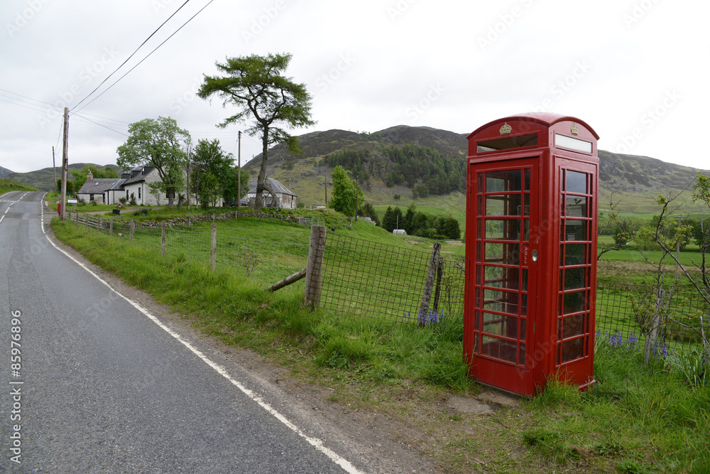 Cabine téléphonique sur une route des Highlands en Ecosse Cabine téléphonique sur une route des Highlands en Ecosse