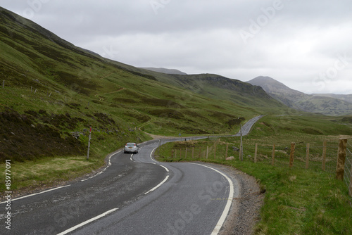 Route sinueuse des Highlands en Ecosse © Richard Villalon