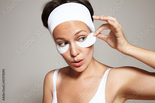Valokuva fun woman take of facial eye patch