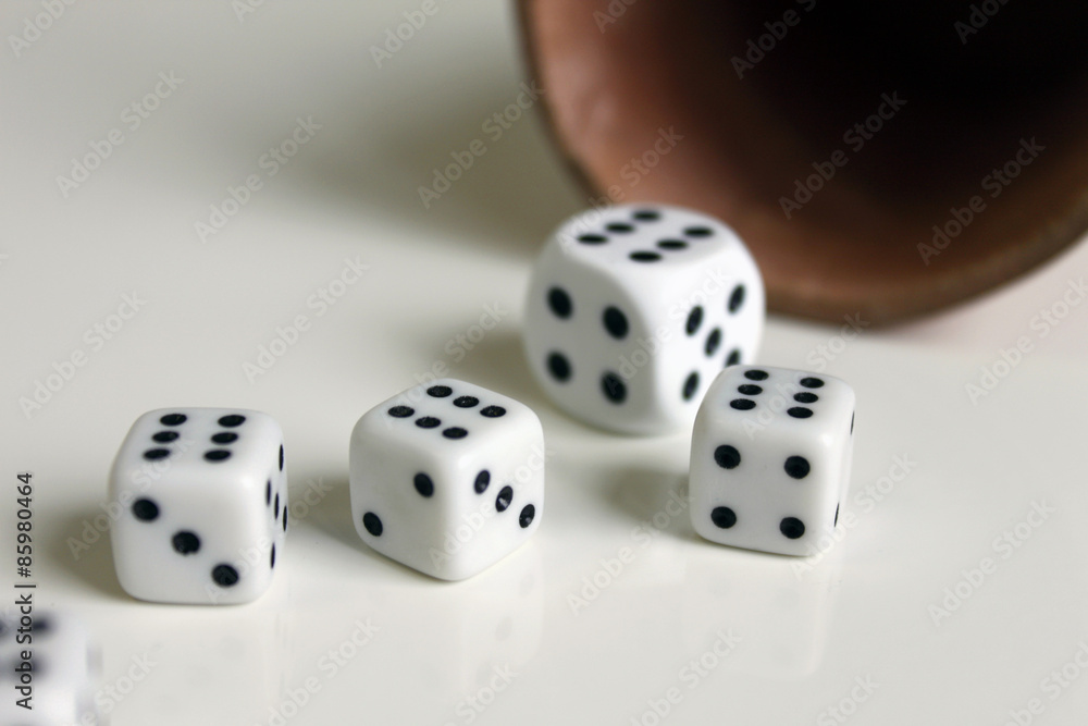 Würfel Wuerfel Wuerfelbecher dice Würfel Wuerfel Wuerfelbecher dice