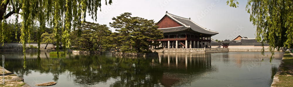 Fototapeta premium Gyeonghoeru Pavilion of Gyeongbokgung Palace, Seul, Korea Południowa