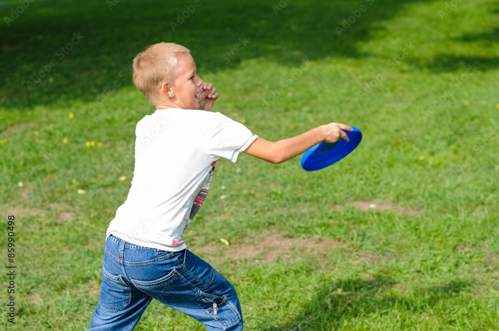 Obraz premium Little boy playing frisbee