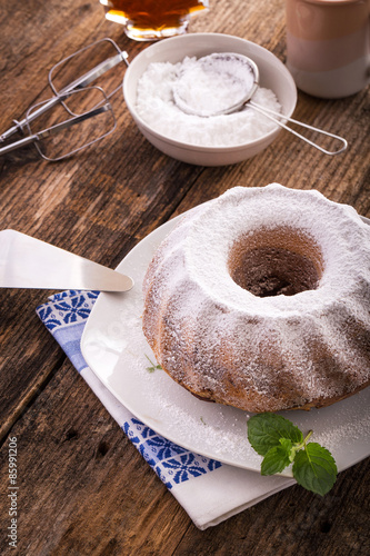 ring cake sprinkled with sugar