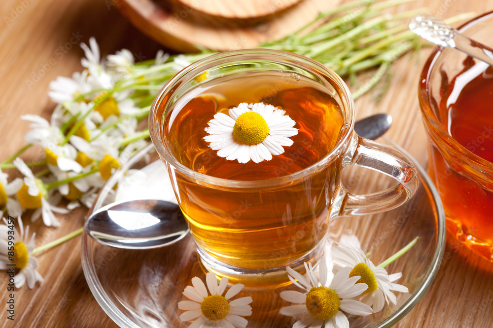 Kräutertee mit frischer Kamille und Honig Kräutertee mit frischer Kamille und Honig