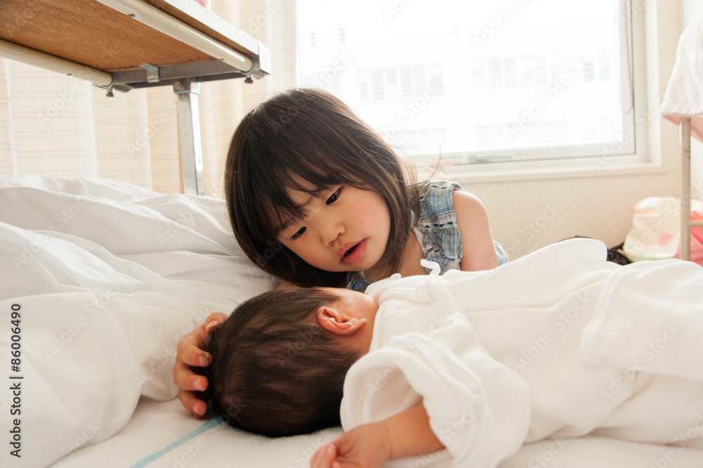 赤ちゃんの頭を撫でる子供 Stock 写真 Adobe Stock 赤ちゃんの頭を撫でる子供 Stock 写真 Adobe Stock