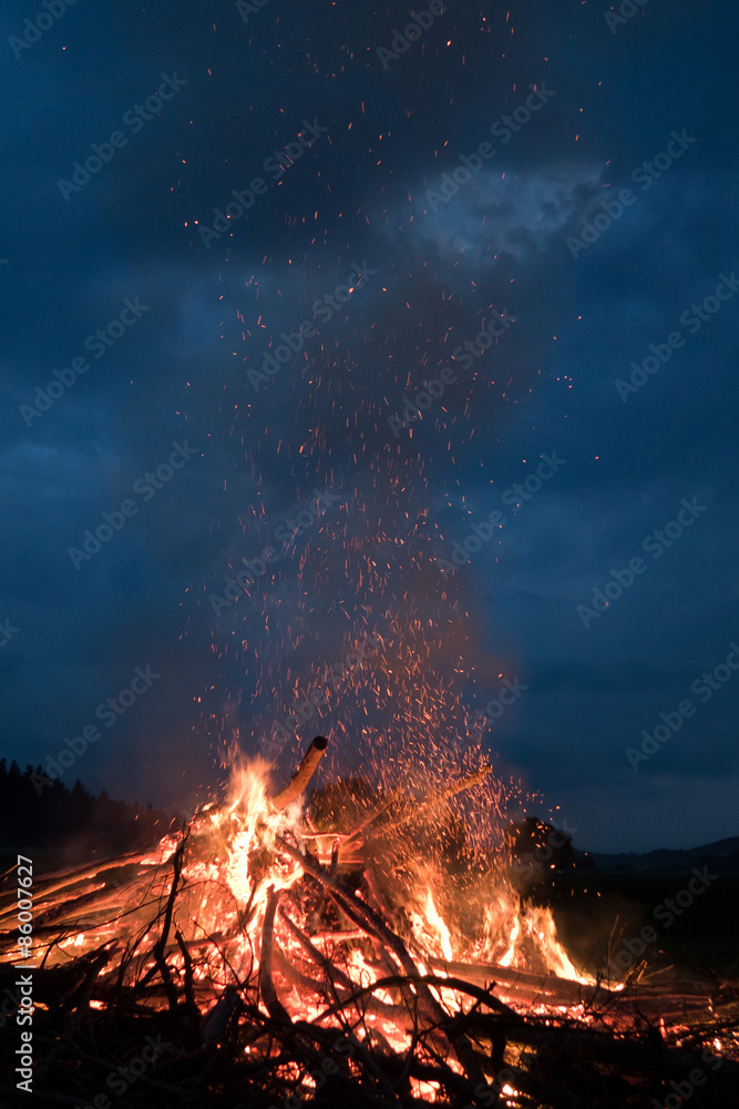 Feuer auf der Wiese/ Wald: Sonnwendfeuer