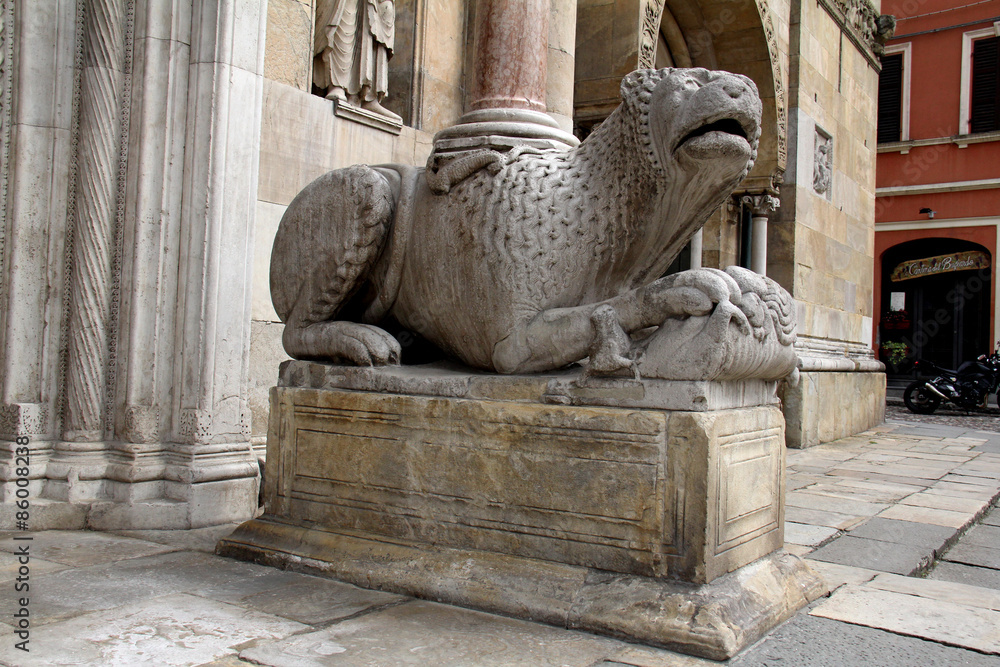 leone stiloforo con bue; portale del Duomo di Fidenza Stock Photo | Adobe  Stock