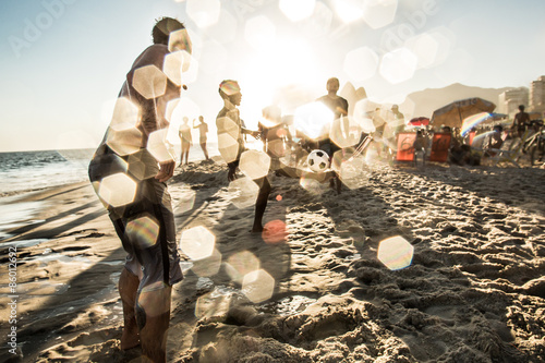 Mulher praricando bambolê na praia de Ipanema, Rio de Janeiro