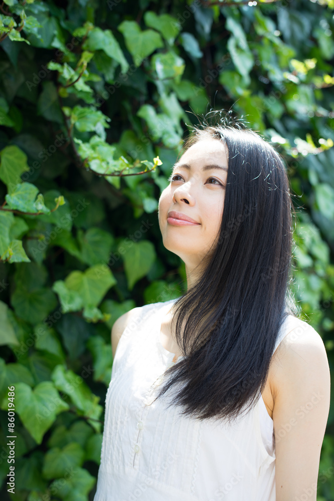 リラックスする女性 リラックスする女性