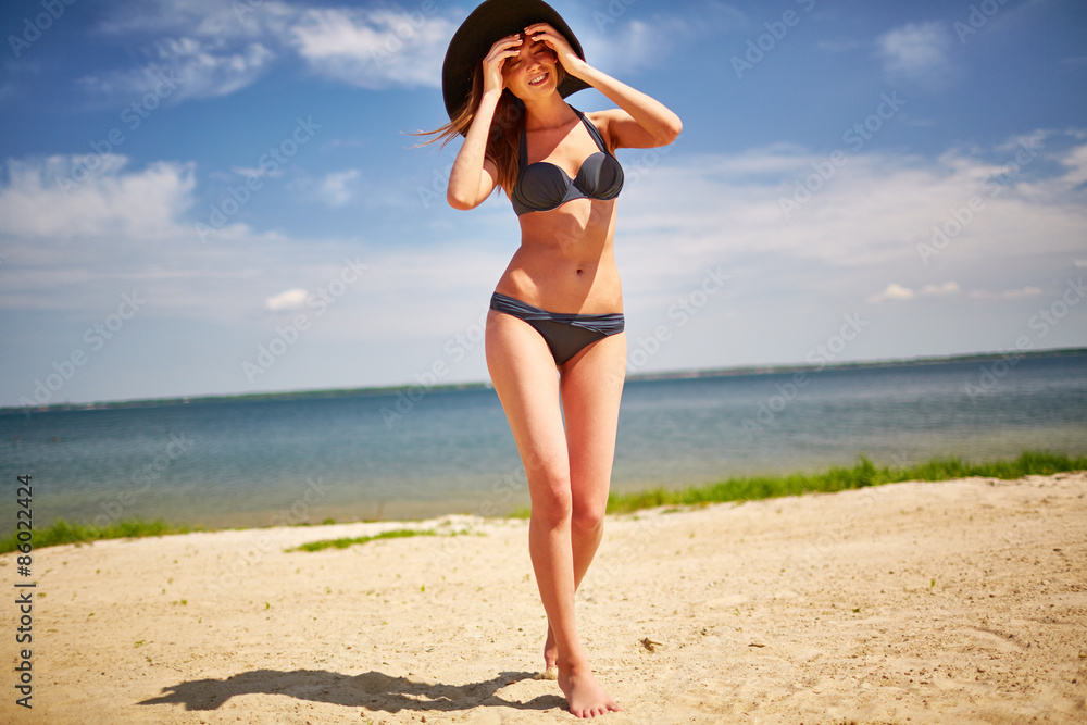 Fototapeta premium Girl on the beach
