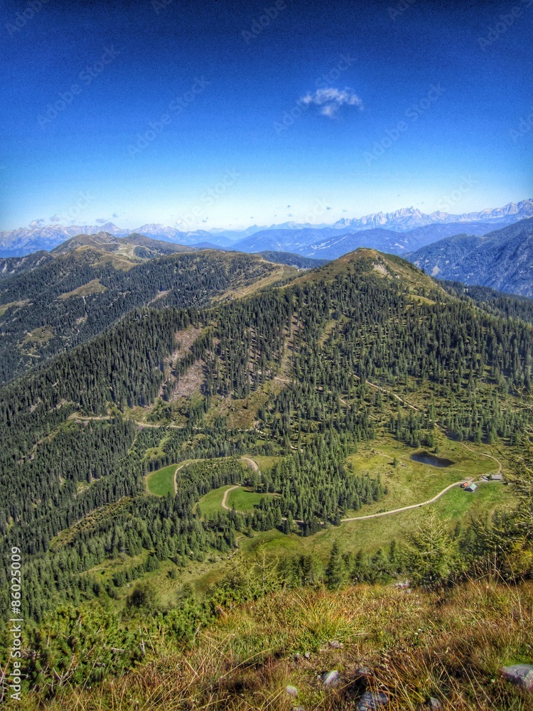 Fototapeta premium Blick ins Tal und auf eine Hütte