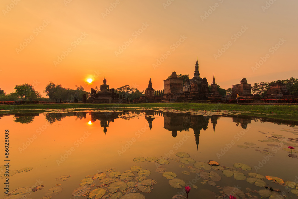 Fototapeta premium Sukhothai historical park, the old town of Thailand in 800 years ago